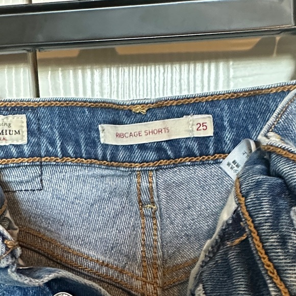 Levi’s Ribcage - Picture 3 of 3